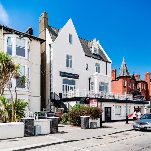 the strand bay hotel former oscar wilde home