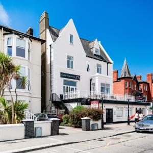 the strand bay hotel former oscar wilde home