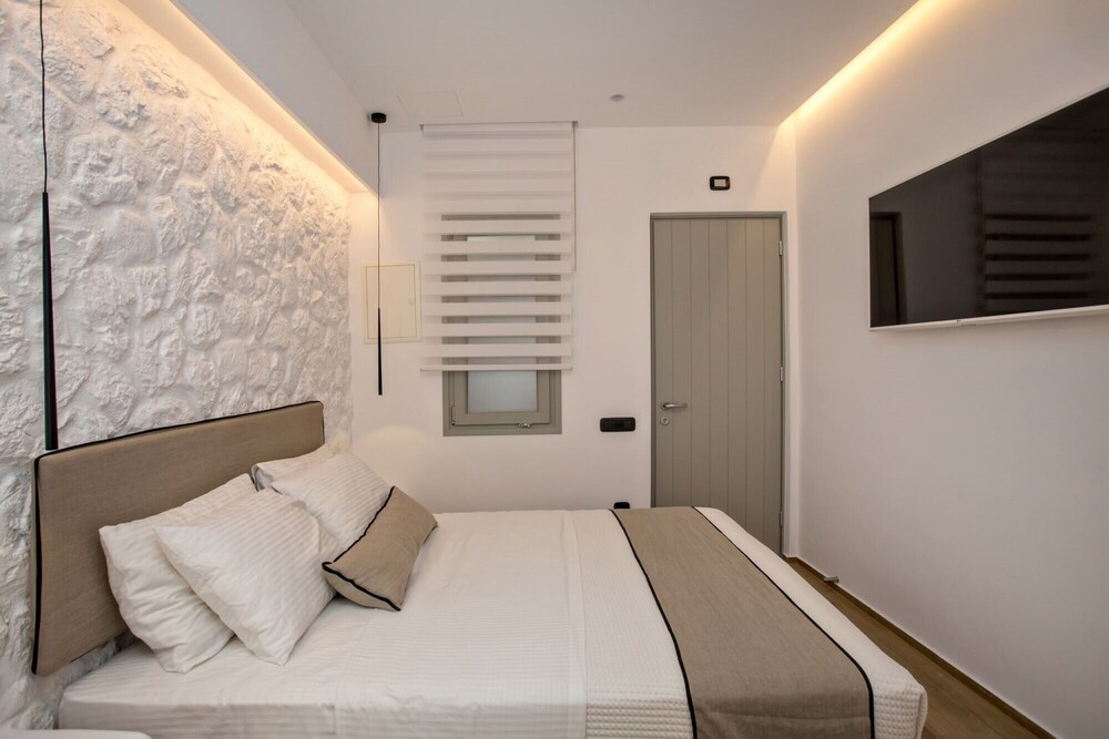 levantes luxury suites i