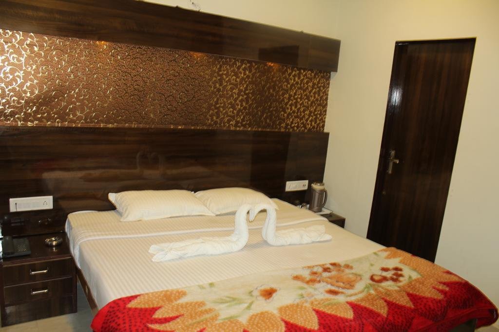 hotel crown plaza malviya nagar