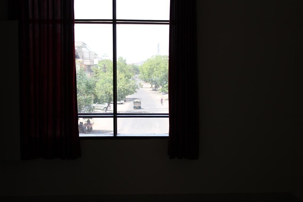 hotel crown plaza malviya nagar