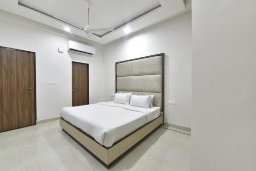 Hotel Crown Plaza, Malviya Nagar,Jhalana Doongri>>Jaipur,3 star