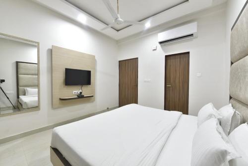 hotel crown plaza malviya nagar