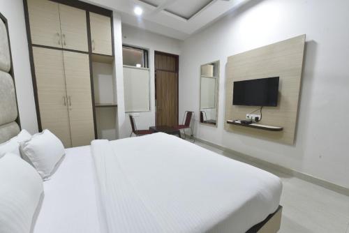 hotel crown plaza malviya nagar