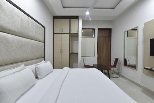 hotel crown plaza malviya nagar