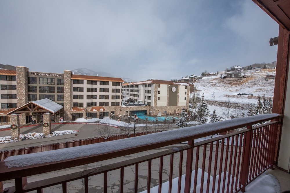 updated 1 bedroom in mountaineer square condo