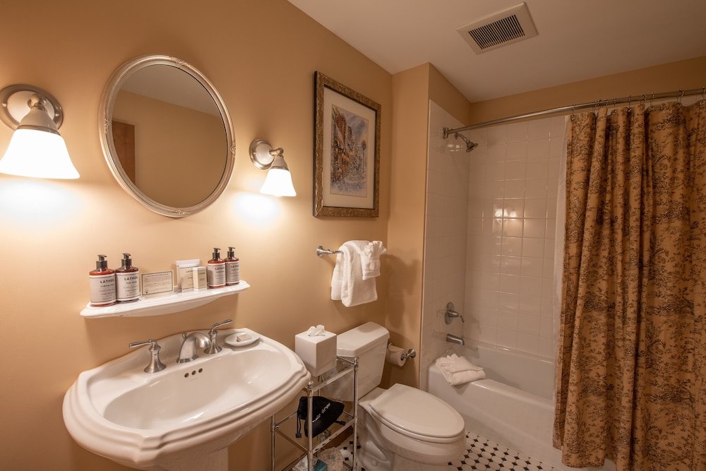 updated 1 bedroom in mountaineer square condo