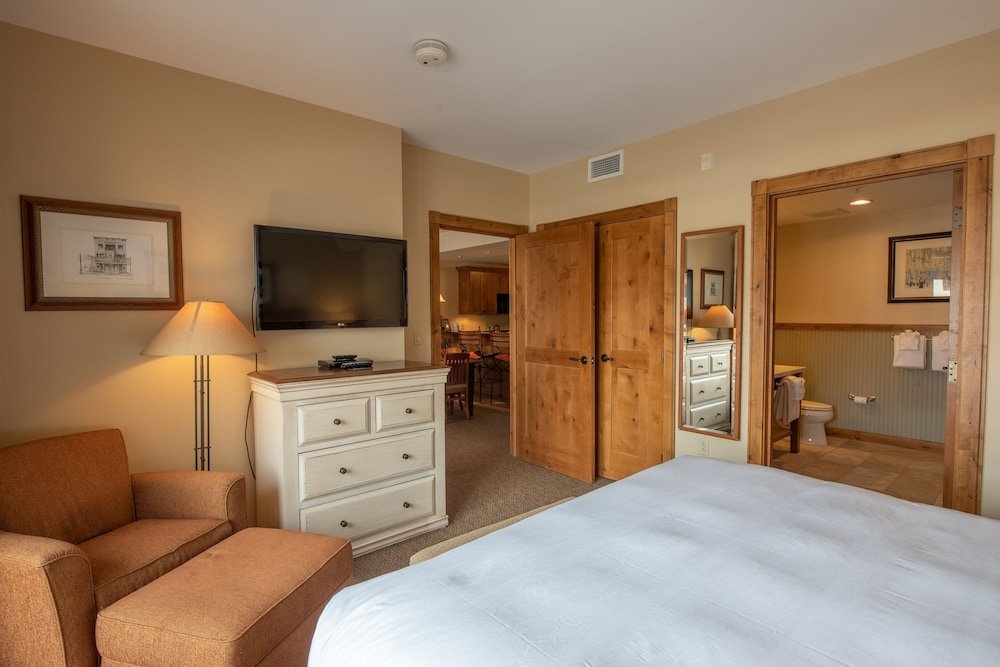 updated 1 bedroom in mountaineer square condo