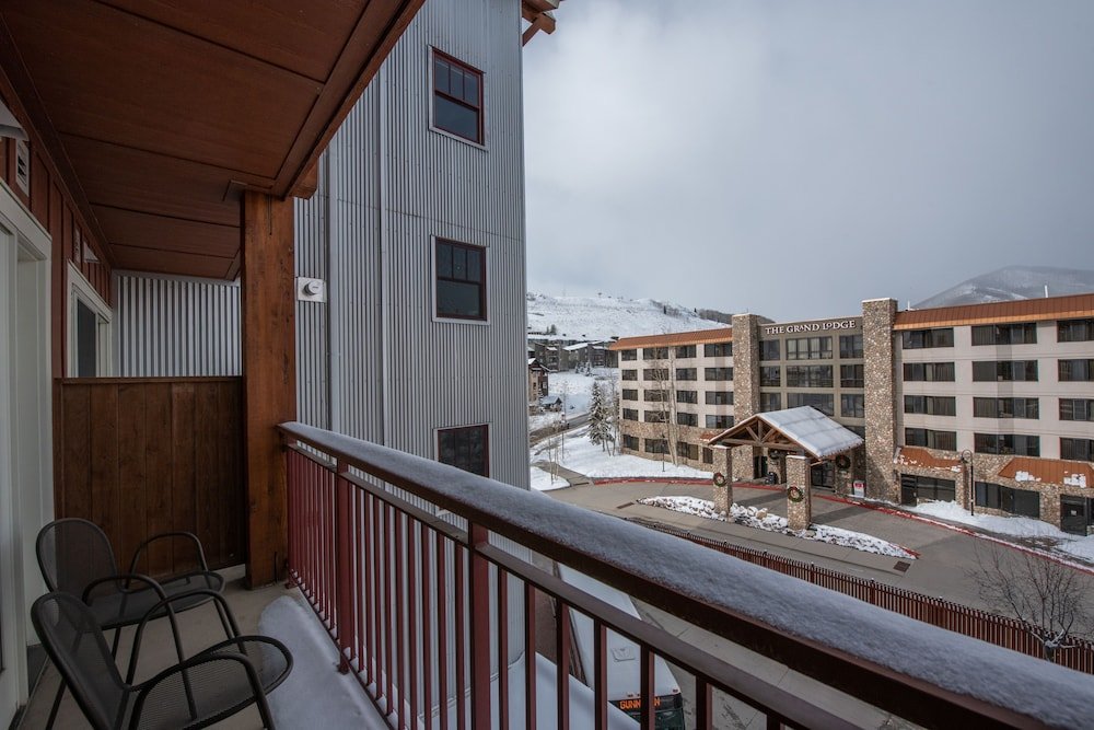 updated 1 bedroom in mountaineer square condo