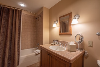 slopeside studio unit with kitchenette condo