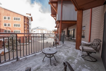 slopeside studio unit with kitchenette condo