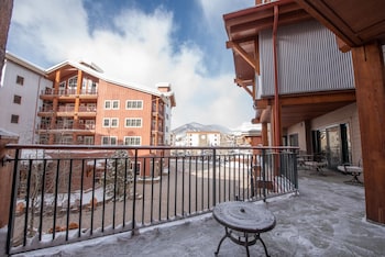 slopeside studio unit with kitchenette condo