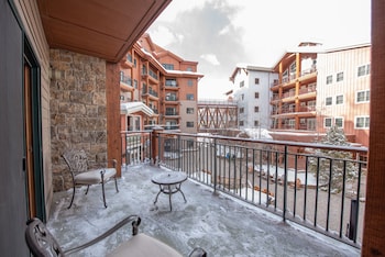slopeside studio unit with kitchenette condo