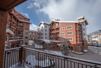 slopeside studio unit with kitchenette condo