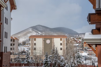slopeside studio unit with kitchenette condo