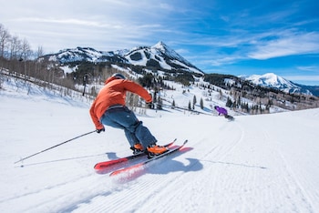 slopeside studio unit with kitchenette condo