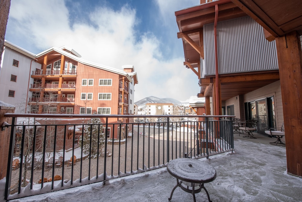slopeside studio unit with kitchenette condo