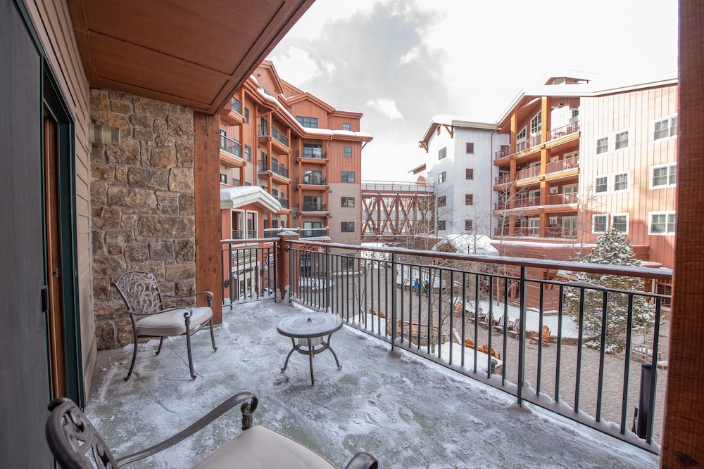 slopeside studio unit with kitchenette condo
