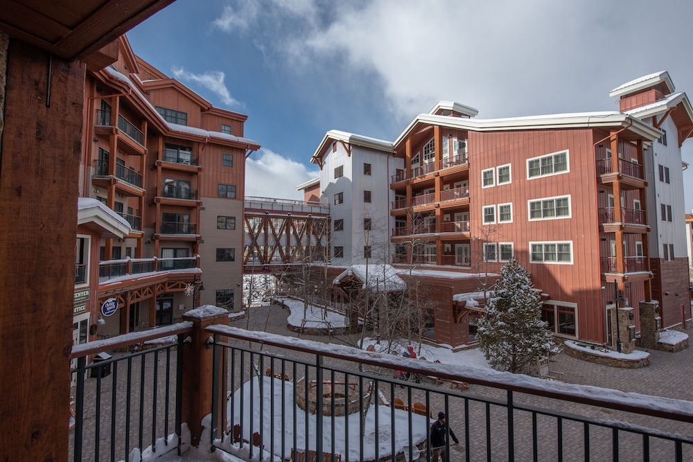 slopeside studio unit with kitchenette condo