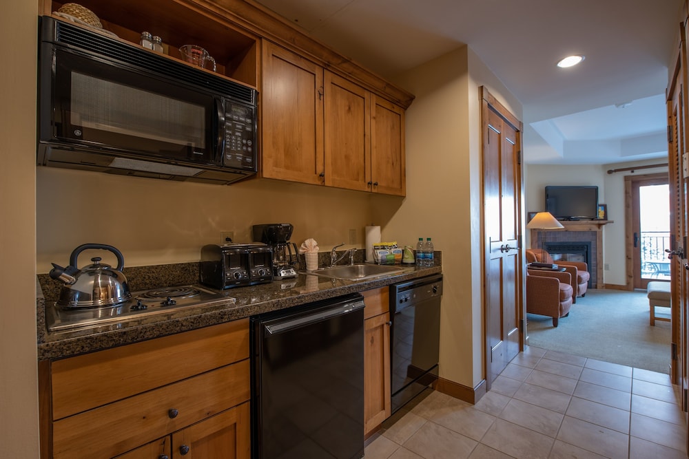slopeside studio unit with kitchenette condo