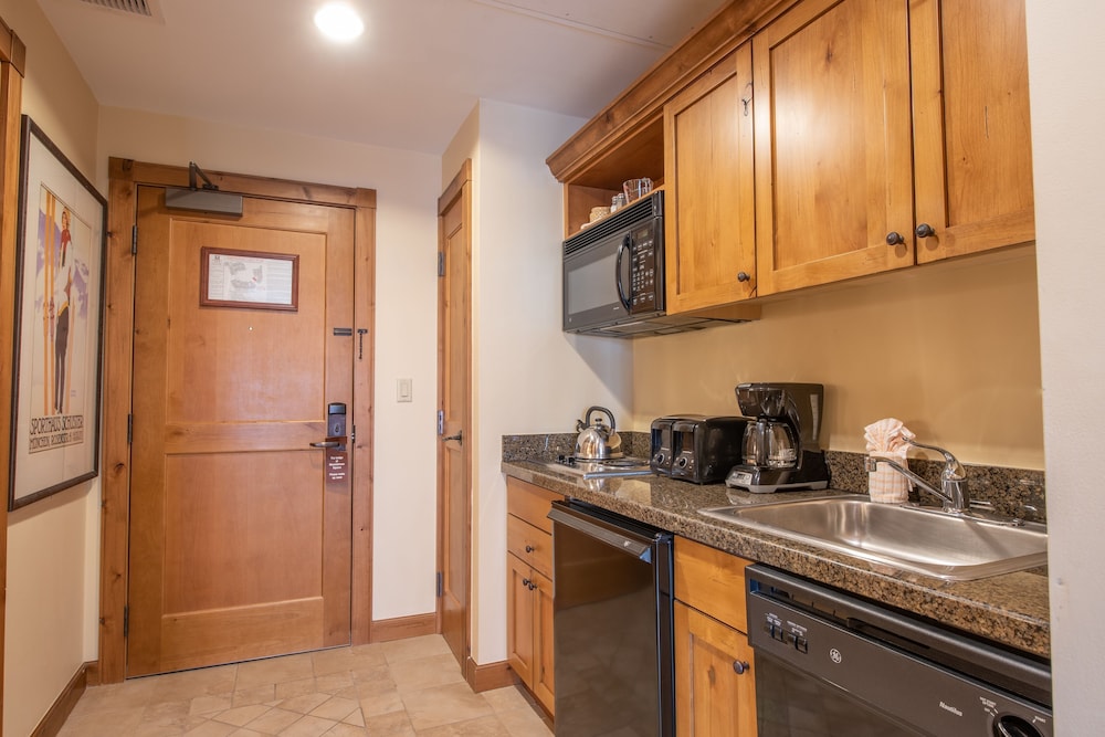 slopeside studio unit with kitchenette condo