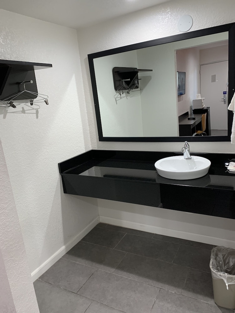 inn and suites of englewood