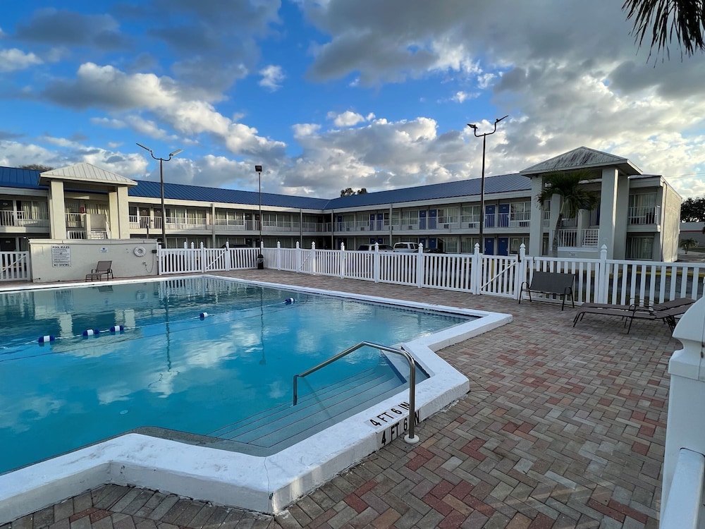 inn and suites of englewood