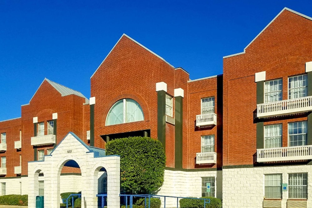 quality suites irving las colinas