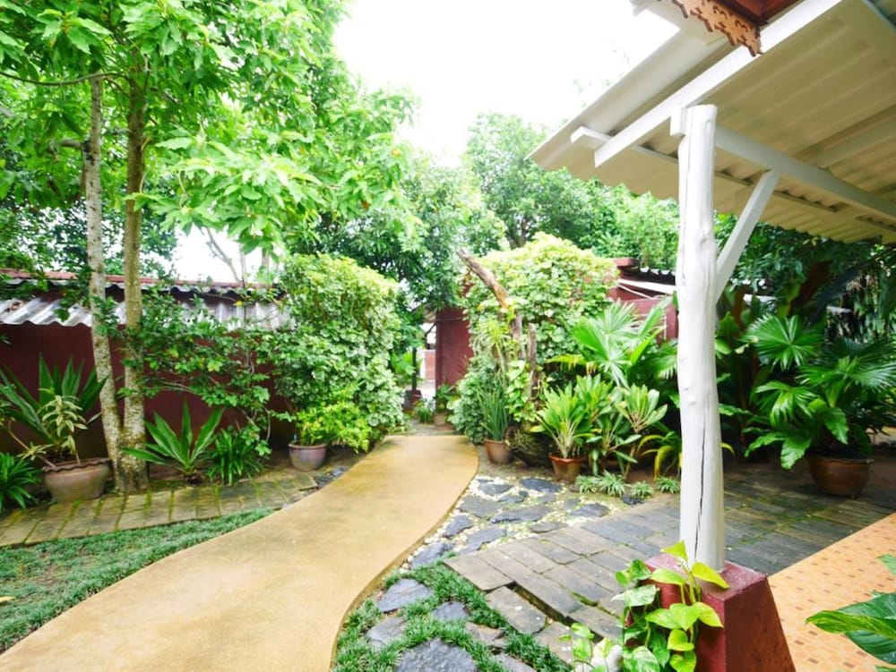 forest bungalows and mamas restaurant