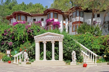 club and hotel letoonia