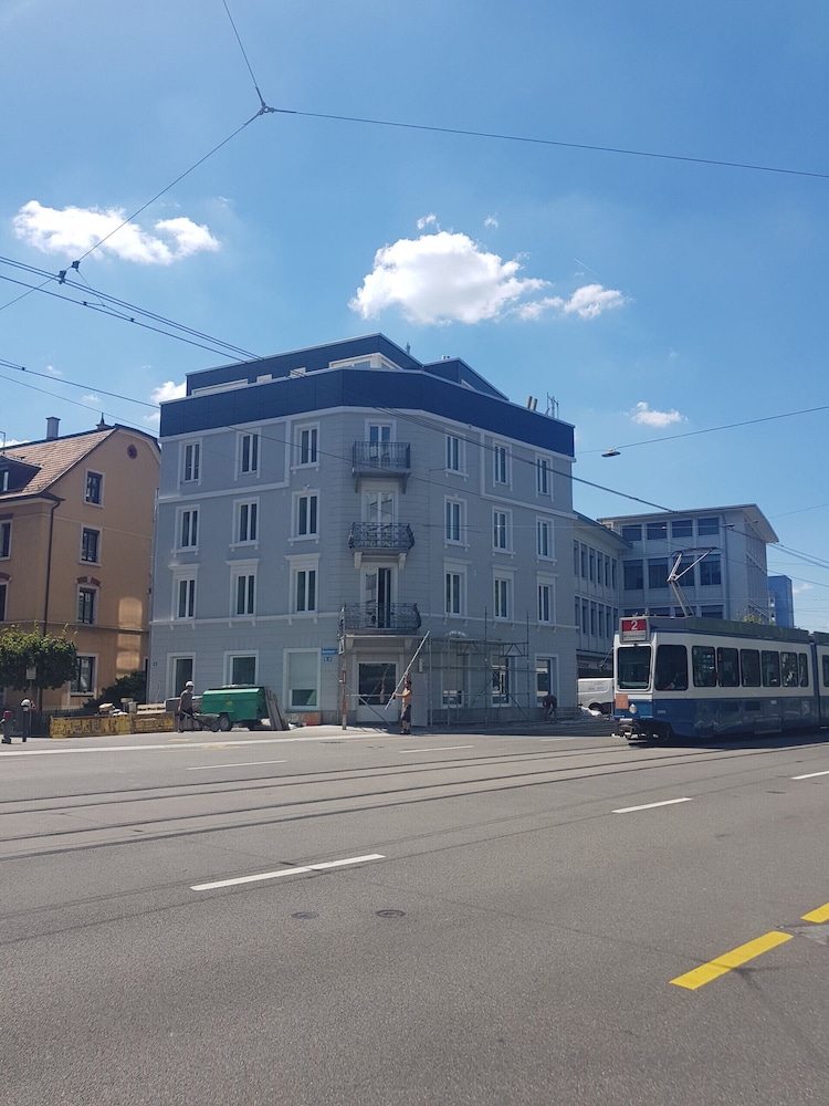 zh tiger altstetten hitrental apartment