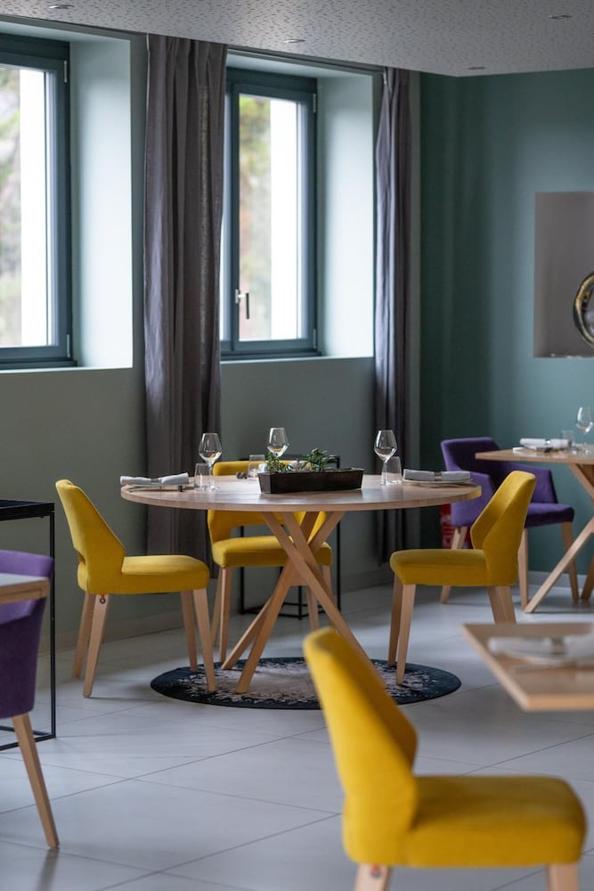 hotel louvree restaurant le 428