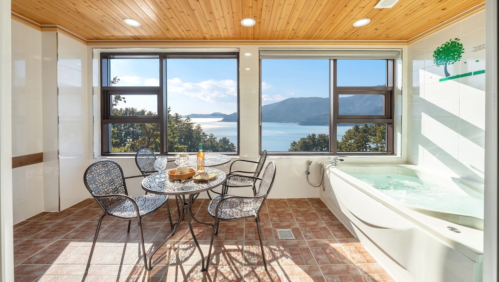 geoje marine castel pension