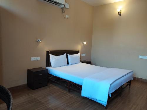 amoura beach holidays baga