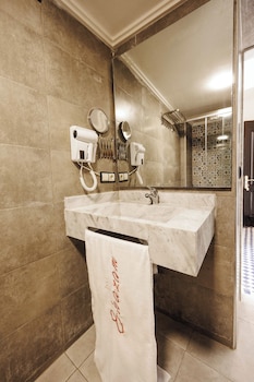 palais shazam and spa