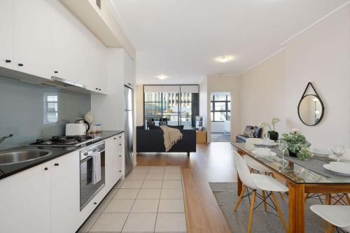 a bright and stylish studio next to darling harbour