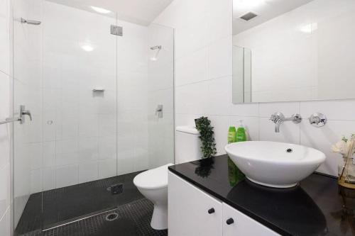 a bright and stylish studio next to darling harbour
