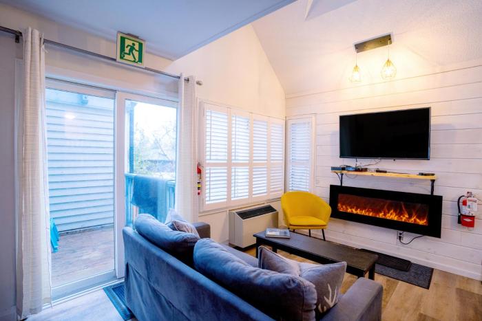 loft with a view of blue free wifi linens and towels included