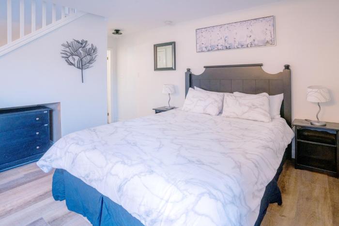 loft with a view of blue free wifi linens and towels included