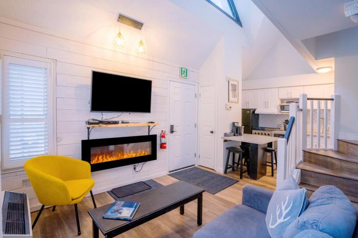 loft with a view of blue free wifi linens and towels included