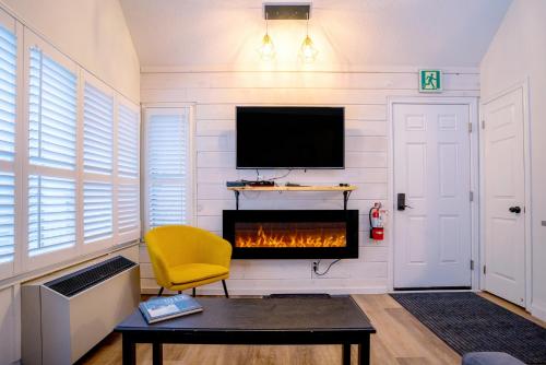 loft with a view of blue free wifi linens and towels included