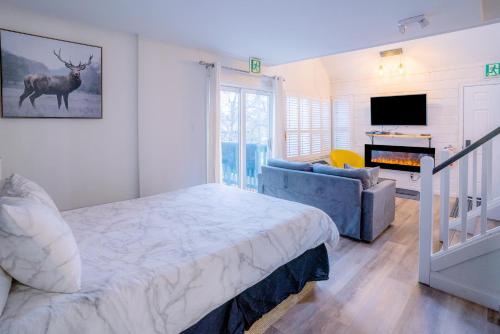 loft with a view of blue free wifi linens and towels included