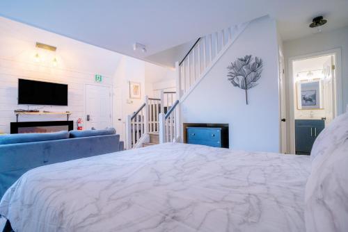 loft with a view of blue free wifi linens and towels included