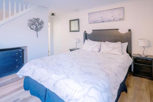 loft with a view of blue free wifi linens and towels included