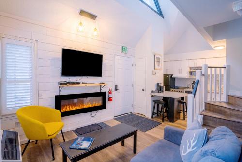 loft with a view of blue free wifi linens and towels included