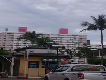 impact don mueang bangkok guest house for 3 pax