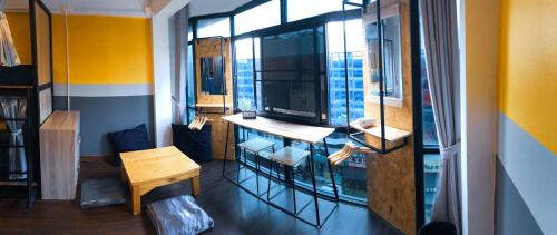 me u2 and i smile hostel