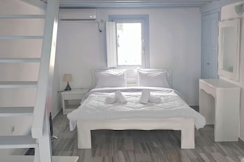 phaos santorini suites