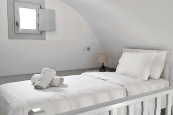 phaos santorini suites