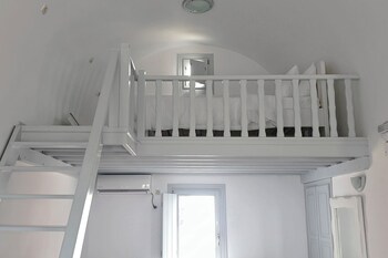 phaos santorini suites